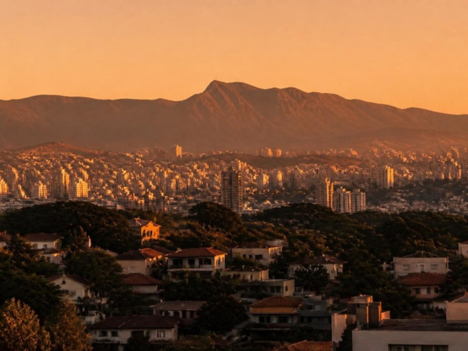 Belo Horizonte ao amanhecer, com a Serra do Curral ao fundo