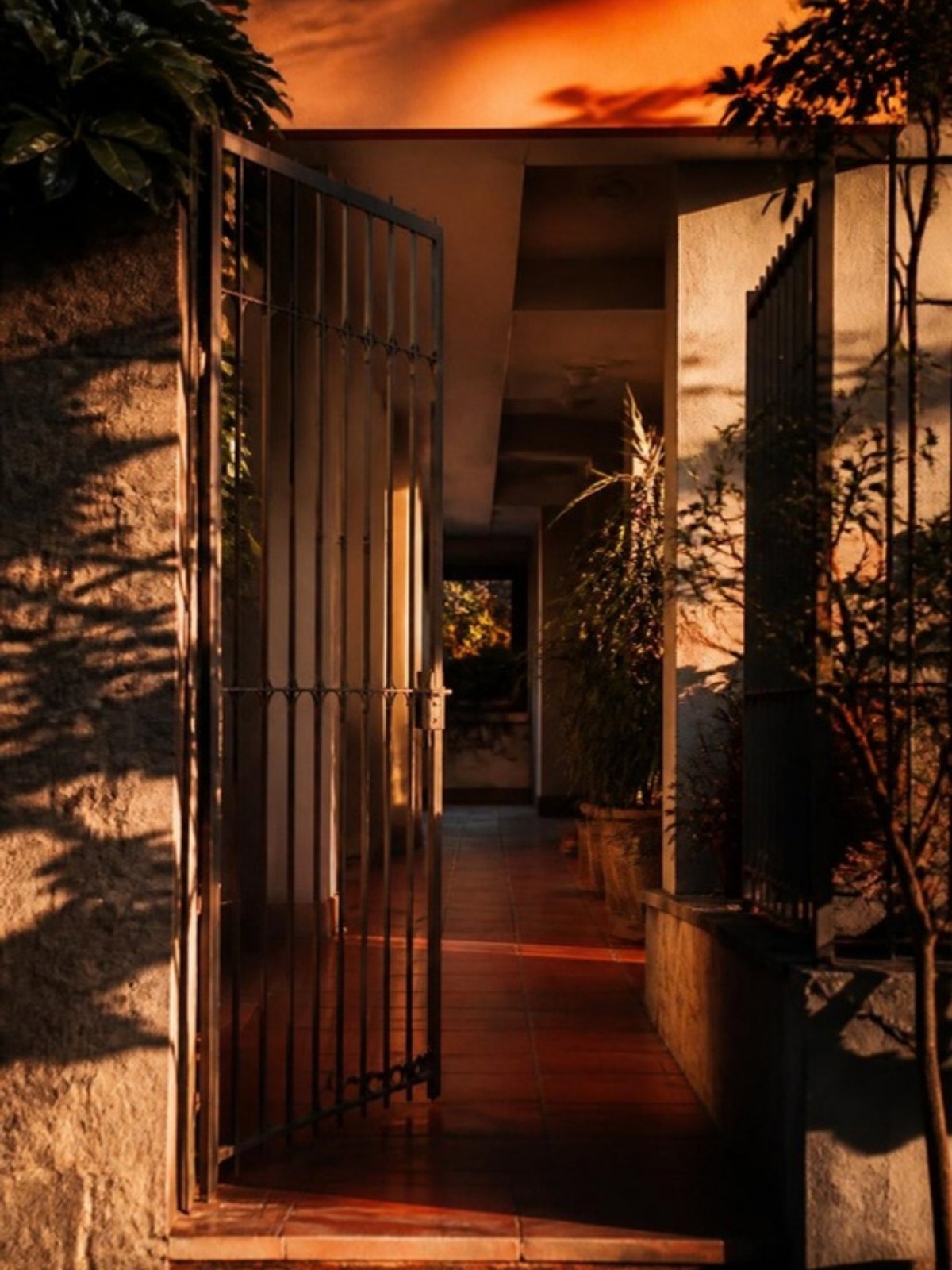 Entrada de um prédio residencial em Belo Horizonte ao fim da tarde
