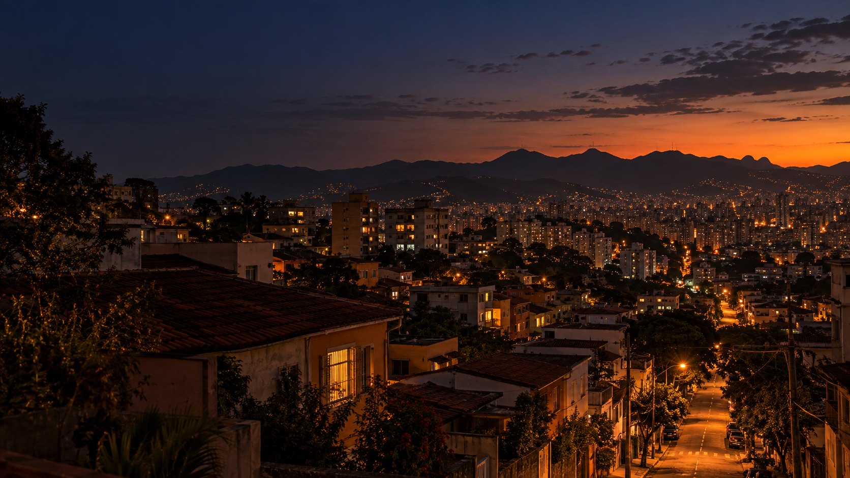 Belo Horizonte à noite, vista de uma rua do alto